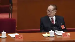 2017 年，江泽民出席中共十九大开幕式，旁边是习近平的空座
