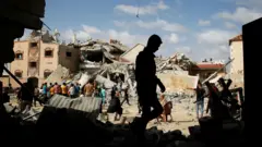 دمار مبانٍ في قطاع غزة جراء الحرب