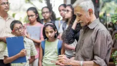 ආචාර්ය ජගත් ගුණවර්ධන මහතා දරුවන්ට පරිසරය අධ්‍යනය ගැන පැහැදිළි කරන අයුරු 