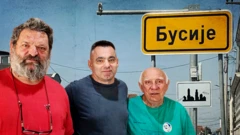 Илустрација. Тројица мушкараца стоје испред натписа на улазу у место Бусије