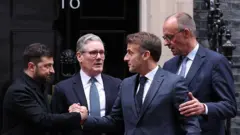 Prezydent Ukrainy Wołodymyr Zełenski, premier Wielkiej Brytanii Keir Starmer, prezydent Francji Emmanuel Macron i kanclerz Niemiec Friedrich Merz u progu domu przy Downing Street 10