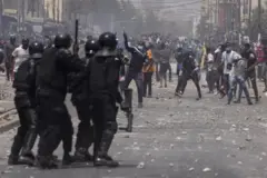 La police a tiré des gaz lacrymogènes sur les partisans de Sonko, qui ont érigé des barricades de fortune dans la capitale, Dakar, où le sol était couvert de débris brûlés et de pierres. 