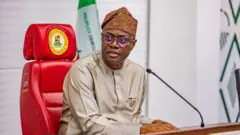 Seyi Makinde n wo ẹgbẹ, gbohungbohun wa niwaju rẹ