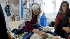 भूकम्पमा परेर घाइते भएकी एक अफगान महिला अस्पतालको शय्यामा