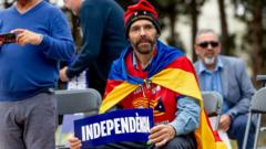 Un hombre con un cartel que dice "independencia" en un acto de campaña