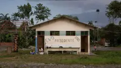 Una casa con una inscripción a favor de Evo Morales en Chapare, Cochabamba, Bolivia.
