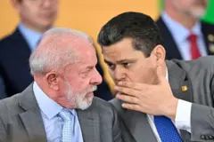 O presidente Luiz Inácio Lula da Silva conversa com o presidente do Senado, Davi Alcolumbre, em evento no Palácio do Planalto dia 14 de abril de 2026