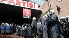 CHP Genel Merkezi önünde polis müdahalesi.