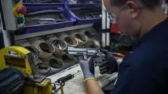 Um funcionário monta um revólver na fábrica da Forjas Taurus em São Leopoldo, em 5 de fevereiro de 2019.