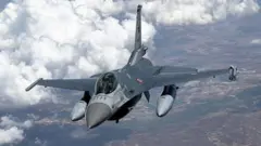 அமெரிக்க எஃப்-16 விமானங்களை பாகிஸ்தான் நம்பியிருப்பது ஏன்?