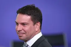 Ramagem de perfil, sorrindo