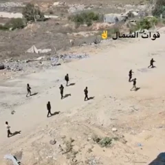 Captura de pantalla de un video que supuestamente muestra a miembros armados del "Ejército del Pueblo – Fuerzas del Norte" patrullando Gaza el 30 de septiembre de 2025.