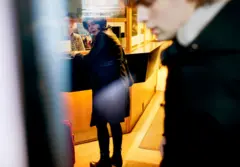 La solicitante de asilo rusa Madina Salkamova (Maria Amelie) es detenida cuando llega al Servicio de Inmigración de la Policía en Oslo el 24 de enero de 2011 para cumplir con sus obligaciones judiciales diarias.