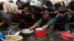  نازحون فلسطينيون يحاولون الحصول على طعام في رفح
