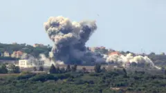 Клуби диму після ізраїльського авіаудару по селу Тір-Харва поблизу ізраїльського кордону