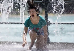 불가리아 플로브디프의 분수에서 한 소녀가 더위를 식히고 있다
