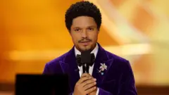 Tireevar Nohaa, uffata guutuu (suufii) bifa siddasaa uffatee, maayikii harkatti qabatee dhaabata, mataansaa goofareedha