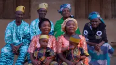 'Babu yangu ni pacha, bibi yangu ni pacha, sisi pia ni pacha na watoto ni pacha'