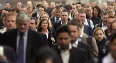 Pessoas engravatadas indo trabalhar