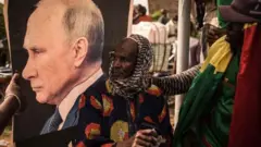 Retrato do presidente russo Vladimir Putin durante manifestação para comemorar retirada das tropas francesas do Mali em fevereiro de 2022