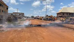 Ebe ndị ngagharịiwe kwụchiri ụzọ gbara ọtụtụ 'tire' ọkụ iji gọsị iwe ha na mpaghara Centenary Estate