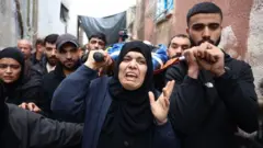 Una mujer palestina llora en el entierro de su hijo.