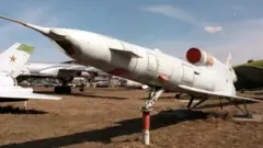  Ту-141 – эски советтик дрон. Ал Украинада сокку уруучу күжүрмөн дронго айландырылган деп жоромол кылынууда.