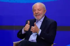 Presidente Lula fazendo sinal de positivo com os dedos