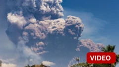 இத்தாலியில் 5 கிமீ உயரத்துக்கு சாம்பலை கக்கிய எட்னா எரிமலை