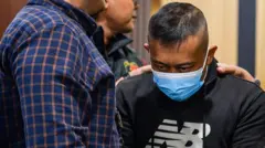 Petugas menggiring tersangka kasus dugaan penyekapan dan penganiayaan berat Taufik Hidayat