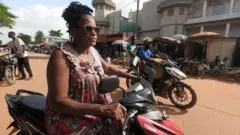 Umugore uri kuri moto