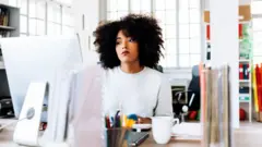 ከኮምፒውተር ፊት ለፊት የተቀመጠች ግለሰብ 