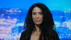 Жінка з довгим чорним волоссям 