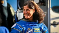 Suni Williams com a roupa especial antes de ir para o espaço.