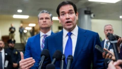 El secretario de Estado de EE. UU., Marco Rubio (C), junto al Secretario de Defensa, Pete Hegseth (I), habla con los periodistas tras informar a los senadores de EE. UU. sobre la captura del presidente venezolano Nicolás Maduro en el Capitolio de EE. UU. en Washington, DC, EE. UU., el 07 de enero de 2026. (Foto de JIM LO SCALZO/EPA/Shutterstock) 