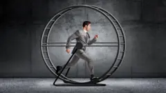 Homem de terno e gravata correndo em uma roda de hamster gigante