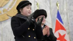 கடந்த இரண்டு வருடங்களாக வட கொரியாவில் நடைபெறும் ராணுவ அணிவகுப்புகளில் கிம் ஜூ ஏ (இது 2023 இல் எடுக்கப்பட்டது) தோன்றுவது வழக்கமான ஒன்றாகிவிட்டது.