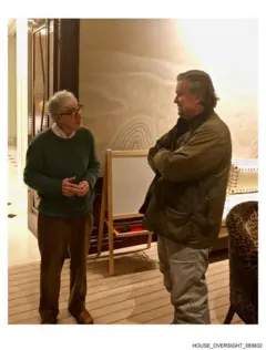 Woody Allen y Steve Bannon, juntos, conversando.
