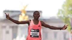 ၂၀၂၆ ခုနှစ်၊ လန်ဒန်မာရသွန်ပြိုင်ပွဲမှာ ကင်ညာ အပြေးသမား ပန်းဝင်မျဉ်း ကို ရောက်ရှိခဲ့ပါတယ်။ ဓာတ်ပုံထဲမှာတော့ ပန်းရောင် စွပ်ကျယ်အင်္ကျီ၊ အမဲရောင် အားကစားဘောင်းဘီတိုဝတ်ထားတဲ့ စဘတ်ရှန် ဆာဝေး က ပန်းတိုင်မျဉ်းကို ဖြတ်ဝင်နေတဲ့ မြင်ကွင်းပါ။ အနောက်မှာ ဘက်ကင်ဟမ်နန်းတော်ကို တွေ့ရပါတယ်။ အပေါ်မှာ တော့ သူပြေးခဲ့တဲ့ ကြာချိန် ၁ နာရီ၊ ၅၉ မိနစ်၊ စက္ကန့် ၃၀ ကို ပြသထားပါတယ်။ 