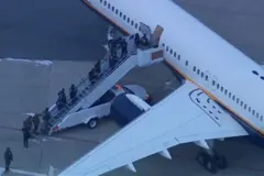 Agentes del FBI en la escalera de descenso del avión que trasladó a Maduro a Nueva York.