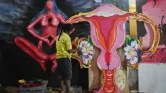 தென்னிந்திய மாநிலமான கர்நாடகாவில், உலகின் மிகப்பெரிய ஐடி நிறுவனங்கள் பல அமைந்துள்ளன. தற்போது மாதவிடாய் காலத்தில் பெண்களுக்கு ஊதியத்துடன் விடுப்பு வழங்கப்படும் என மாநில அரசு அறிவித்துள்ளதன் அடிப்படையில், நாட்டிலேயே பெண்களுக்கு மாதவிடாய் விடுப்பு வழங்கும் முதல் மாநிலமாக கர்நாடகா மாறியுள்ளது.
