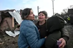 Một phụ nữ bật khóc ôm chầm lấy một phụ nữ khác và một cậu bé sau vụ pháo kích của Nga tại Zaporizhzhia, Ukraine, ngày 19 tháng 12 năm 2025.