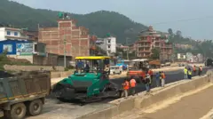 काभ्रेपलाञ्चोकको साँगा–धुलिखेल सडकखण्डको बनेपास्थित बुडोल क्षेत्रमा कालोपत्र गरिँदै 