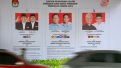 Poster tiga pasangan calon presiden-calon wakil presiden terpampang di salah satu sudut Jakarta menjelang Pilpres 2024.