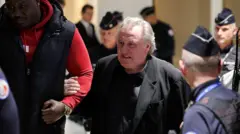 Francuski glumac Žerar Depardje u sudnici posle suđenja zbog optužbi za seksualni napad na dve žene