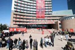 CHP genel merkezi ve önünde toplanan kalabalık, binada Ekrem İmamoğlu posteri ve 'Ya hep beraber ya hiç birimiz' pankartı asılı