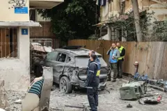 قوات الأمن الإسرائيلية وفرق الإنقاذ تعمل في موقع سقوط صاروخ إيراني في حي سكني بتل أبيب