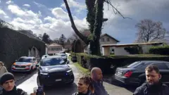 افسران پلیس در حالی که هیات آمریکایی محل اقامت سفیر عمان در ژنو را ترک می‌کند، مقابل ساختمانی که مذاکرات غیرمستقیم هسته‌ای میان آمریکا و ایران در ۱۷ فوریه ۲۰۲۶ برگزار شده است، دیده می‌شوند.