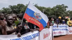 Masu zanga-zanga a Bangui suna ɗaga tutar Rasha a wata zanga-zangar goyon bayan Rasha a watan Maris