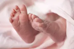 చిన్నారి కాళ్లు